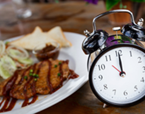 תמונת אוירה של צלחת אוכל לצד שעון