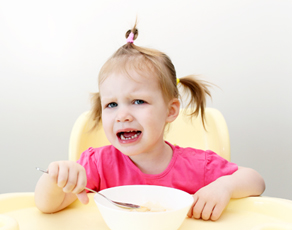 תמונת אוירה של ילדה אוכלת על כיסא אוכל